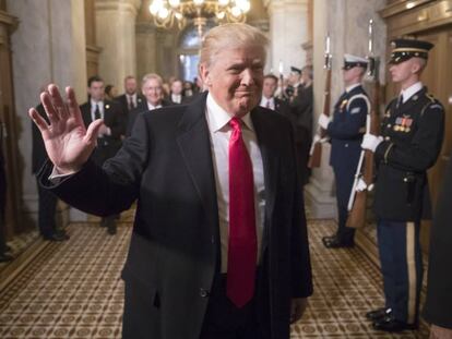 El presidente Donald Trump llega a su ceremonia de investidura en el Capitolio, Washington, este viernes. 