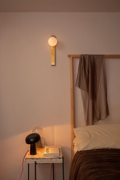 En una pared del dormitorio, aplique Keppler, de Adn Light.