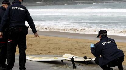 La Ertzaintza fotografía las tablas en la playa de Zarautz.