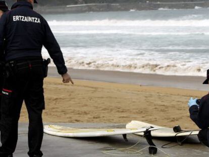 La Ertzaintza fotografía las tablas en la playa de Zarautz.