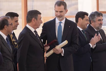 El Rey, junto al teniente de hermano mayor de la Real Maestranza; a la derecha, el presidente de la Junta de Andalucía y el ministro de Cultura.