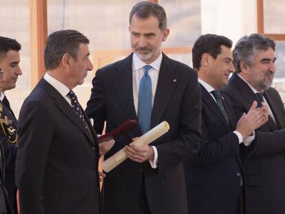 El Rey, junto al teniente de hermano mayor de la Real Maestranza; a la derecha, el presidente de la Junta de Andalucía y el ministro de Cultura.