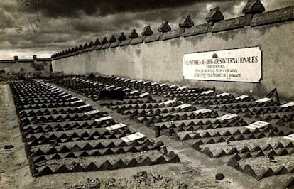A Civil War era photograph of the graves of International Brigades volunteers.