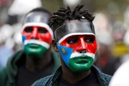 Manifestantes con máscaras pintadas con los colores de la bandera de Sudán del Sur, durante una protesta contra el gobierno keniata, en Nairobi.