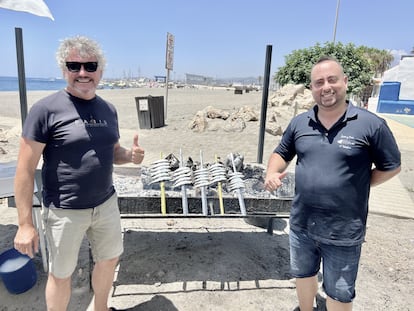 Sebastián Martín, patron de pesca, y Juan de Dios Jiménez, propietario de El Saladero, en la playa de la Caleta (Málaga).