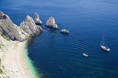 Playa de las Dos Hermanas en Sirolo, cerca del puerto de Ancona (Italia).