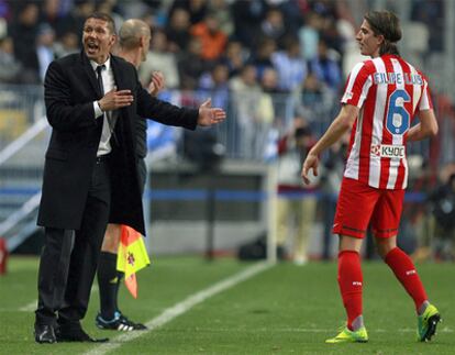 Simeone de instrucciones a Filipe Luis durante el partido en La Rosaleda.