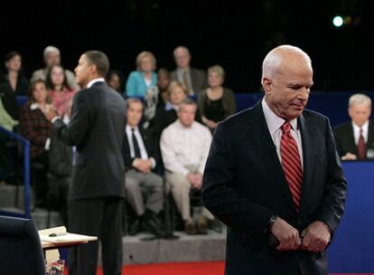 McCain escucha una intervención de Obama (de espaldas) durante el debate celebrado en la Universidad de Belmont, en Nashville, Tennessee.