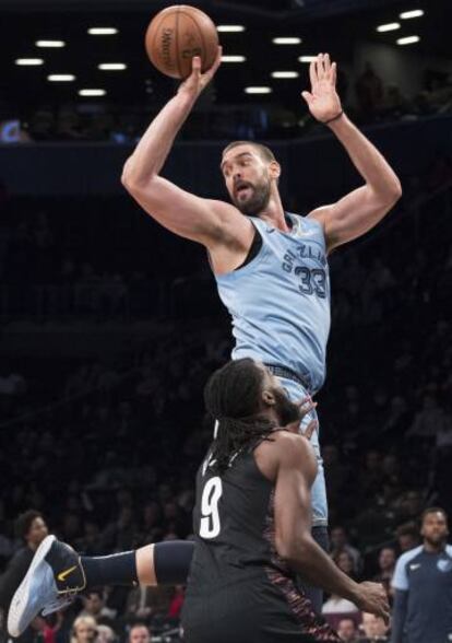 Marc Gasol por encima de Carroll.