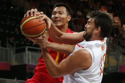 El pívot de la selección española Marc Gaosl lucha por un rebote con el pívot de China Yi Jianlian.