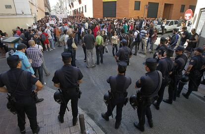 Decenas de policías vigilan a los miembros de la Plataforma de Afectados por la Hipoteca y de otras asociaciones.