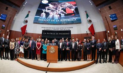 Senadores del PAN, PRD, PT y Morena protestan en la Cámara alta.