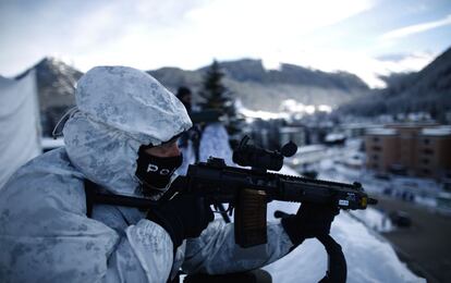 Efectivos de la policía suiza vigilan las calles de Davos.