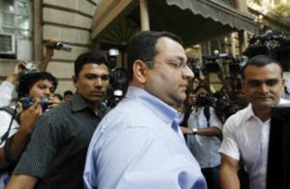 El recién designado presidente del Grupo Tata, Cyrus Mistry (Centro) a su llegadahoy a la Casa Bombay, sede de Tata, en Bombay (India).