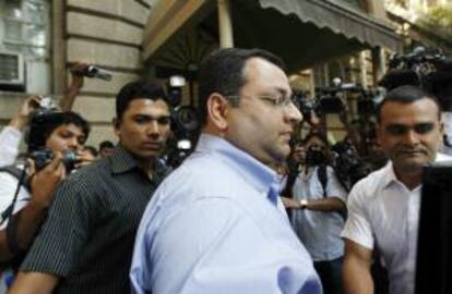 El recién designado presidente del Grupo Tata, Cyrus Mistry (Centro) a su llegadahoy  a la Casa Bombay, sede de Tata, en Bombay (India).