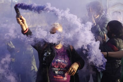 Una mujer participa este martes en una marcha con motivo del Día Internacional de la Mujer en Córdoba.