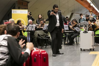 Representaci&oacute;n de la &oacute;pera &#039;La serva padrona&#039; en el subte de Buenos Aires.