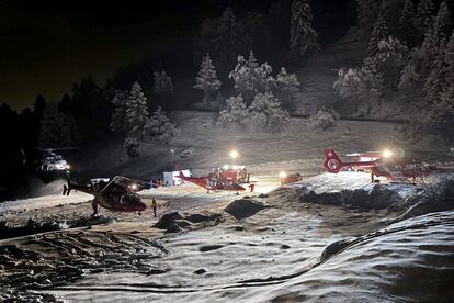 Equipos de rescate de montaña y helicópteros se preparan para sobrevolar la zona de Dent Blanche, en los Alpes suizos, en una foto facilitada por la Policía Cantonal de Valais, el 10 de marzo.