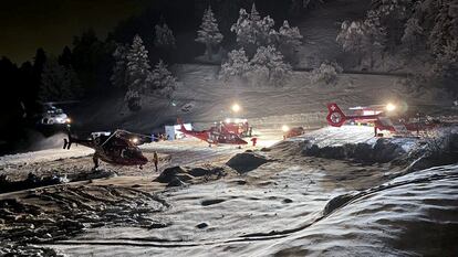 Equipos de rescate de montaña y helicópteros se preparan para sobrevolar la zona de Dent Blanche, en los Alpes suizos, en una foto facilitada por la Policía Cantonal de Valais, el 10 de marzo.