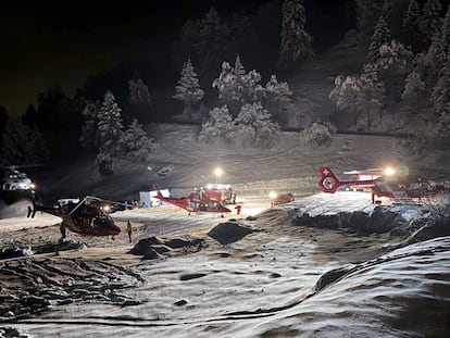 Equipos de rescate de montaña y helicópteros se preparan para sobrevolar la zona de Dent Blanche, en los Alpes suizos, en una foto facilitada por la Policía Cantonal de Valais, el 10 de marzo.