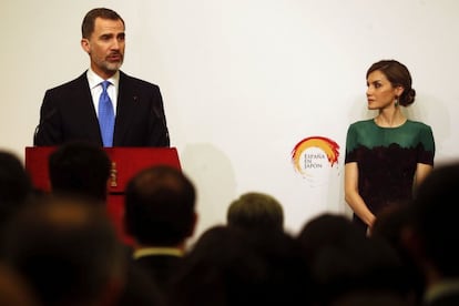 El rey Felipe VI se dirige a los integrantes de la colonia española residente en Japón, en presencia de la reina Letizia, durante la reunión que ha tenido lugar en Tokio, este miércoles, 5 de abril.