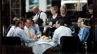 Almoço de negócios em um restaurante da Sexta Avenida de Manhattan em setembro de 2009.