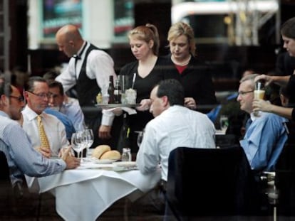 Almoço de negócios em um restaurante da Sexta Avenida de Manhattan em setembro de 2009.