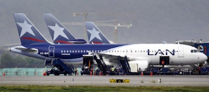 Varios aviones de la compañía chilena LAN.