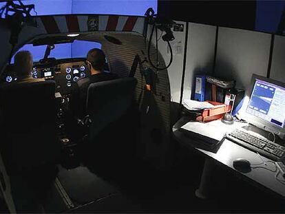 Un alumno y su instructor en un simulador de vuelo en la escuela Airman.