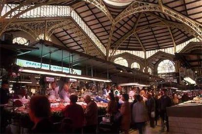 Los puestos del mercado Central de Valencia, situado en la plaza de la Ciudad de las Brujas, están cubiertos por una estructura modernista.