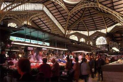 Los puestos del mercado Central de Valencia, situado en la plaza de la Ciudad de las Brujas, están cubiertos por una estructura modernista.