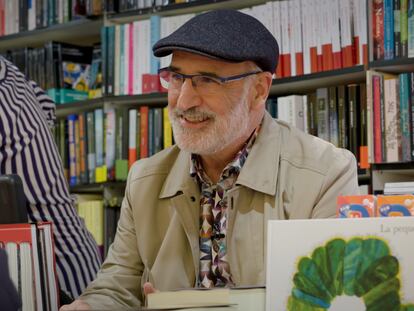 El escritor Fernando Aramburu firmando en la Feria del Libro de Madrid este fin de semana.