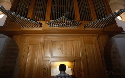 Un pianista ensaya en el órgano de la iglesia de Meco.