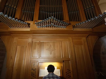 Roberto Fresco ensayando con el órgano de la iglesia de Meco.