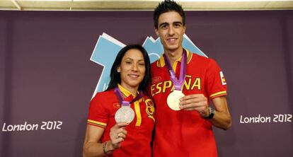 Yagüe y González posan con sus medallas.