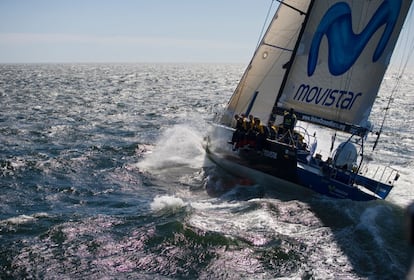 El Movistar durante la salida de Ciudad del Cabo en la segunda etapa de la Volco Ocean Race 2005-06.