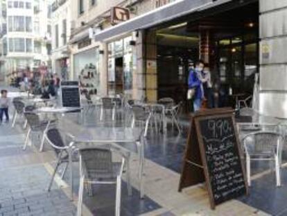 Terraza de un bar vacía durante el día en el que entran en vigor las medidas de restricción de la movilidad en la ciudad de León, Castilla y León (España).