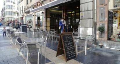 Terraza de un bar vacía durante el día en el que entran en vigor las medidas de restricción de la movilidad en la ciudad de León, Castilla y León (España).