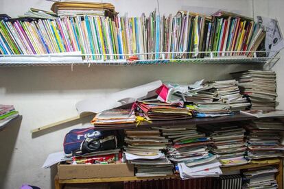 Libros y cuadernos apilados en la escuela de Socorro Medina. Hay lecciones que solo pueden ser presenciales y se siguen postergando. En tanto, dos grados escolares han quedado trastocados por la pandemia en Venezuela: el que terminó abruptamente en junio y el que comenzó en octubre pasado en casa, sin tener las condiciones para implementarse realmente a distancia.