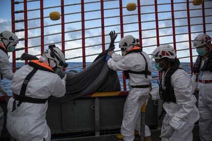 Miembros de la Cruz Roja recogen el cadáver de un hombre que fue visto flotando con un chaleco salvavidas aproximadamente a 15 millas de la costa de Libia, el 20 de noviembre.