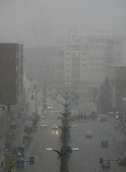 Una avenida de Málaga bajo la fuerte lluvia caída hoy en la capital de la Costa del Sol.