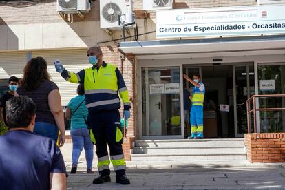 Vecinos de Usera esperan su turno para hacerse una prueba PCR en el centro de especialidades del barrio de Orcasitas.