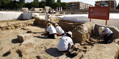 Trabajos de investigación arqueológica en la conocida como Casa de los Grifos en el yacimiento arqueológico del foro romano de Complutum hoy Alcalá de Henares