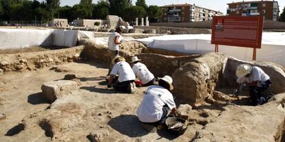 Trabajos de investigaci&oacute;n arqueol&oacute;gica en la conocida como Casa de los Grifos en el yacimiento arqueol&oacute;gico del foro romano de Complutum hoy Alcal&aacute; de Henares 