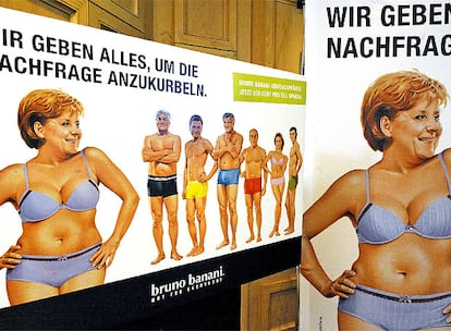 La canciller alemana, Angela Merkel, sonríe sexy en coqueta ropa interior de color lila desde las vallas publicitarias del centro de Berlín, en un fotomontaje que la convierte en modelo involuntaria de la empresa Bruno Banani. "Lo damos todo con tal de impulsar la demanda", dice el eslogan del anuncio, que ofrece 500 euros de rebaja a quienes devuelvan toda su ropa interior a cambio de prendas nuevas de esa marca. En su campaña, la empresa Bruno Banani establece un paralelismo con la iniciativa oficial del Gobierno que ofrece primas a quienes renueven su viejo automóvil. En las vallas publicitarias, tras una Merkel en primer plano y gran formato aparecen, también en paños menores, algunos de los ministros de su gran coalición y líderes de los partidos de la oposición.
