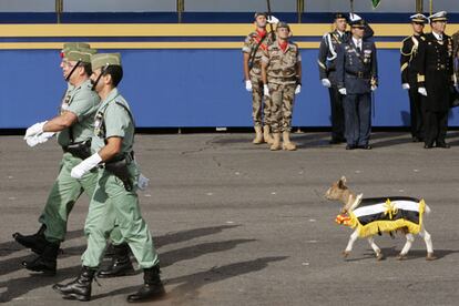 Uno de los cuerpos más aplaudidos en la parada siempre es la legión, que desfila acompañada por la cabra que tiene por mascota.