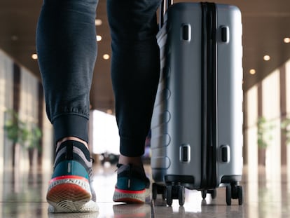 Las maletas con ruedas han triunfado por la comodidad que ofrecen para viajar. GETTY IMAGES.