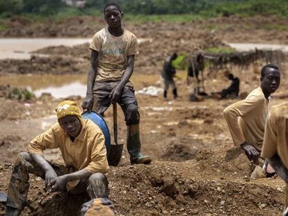 Un grupo de buscadores de oro ilegales, en el sur de Ghana.