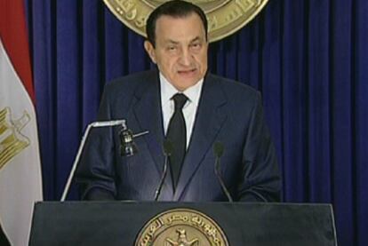 El presidente egipcio, Hosni Mubarak, durante su alocución televisada de este martes, en la que anunció que se mantendrá en el poder hasta las elecciones de septiembre.