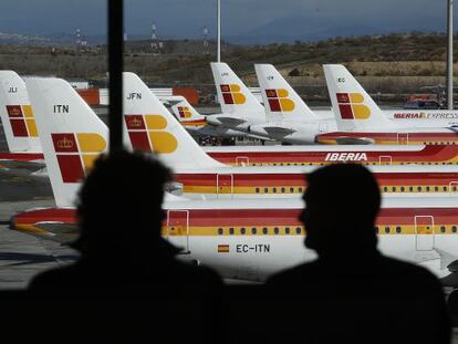 Pasajeros frente a aviones de Iberia en Madrid- Barajas